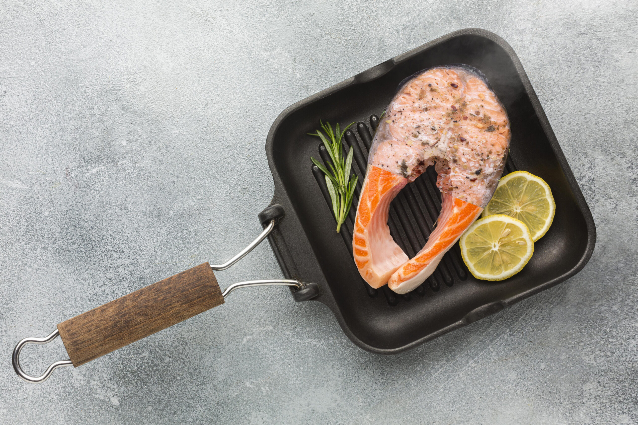 vista-superior-de-salmon-crudo-vs-cocido